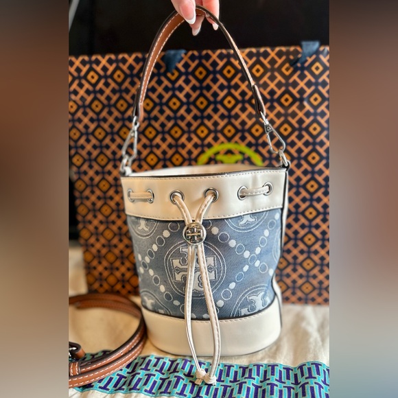 Tory Burch Denim T Monogram bucket bag - Picture 4 of 7